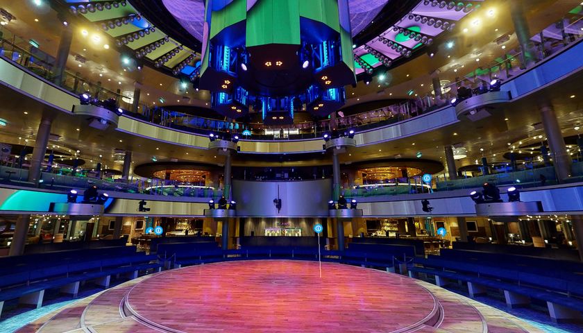 AIDA Theatrium met podium en verlichting